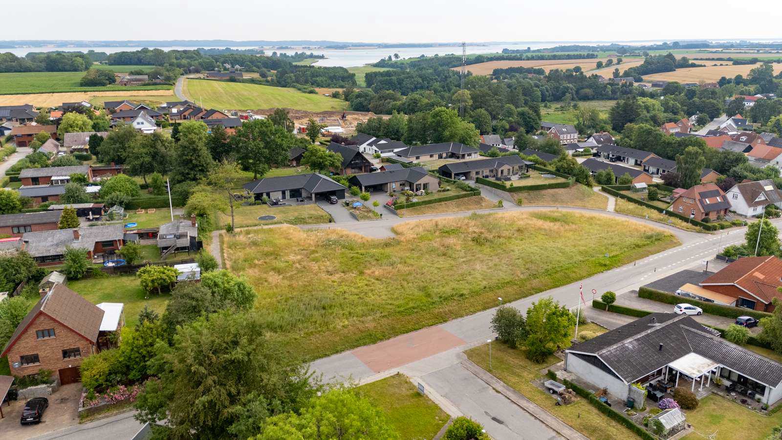 Dronefoto af byggegrunde på Bjerregårdsvej i Glud