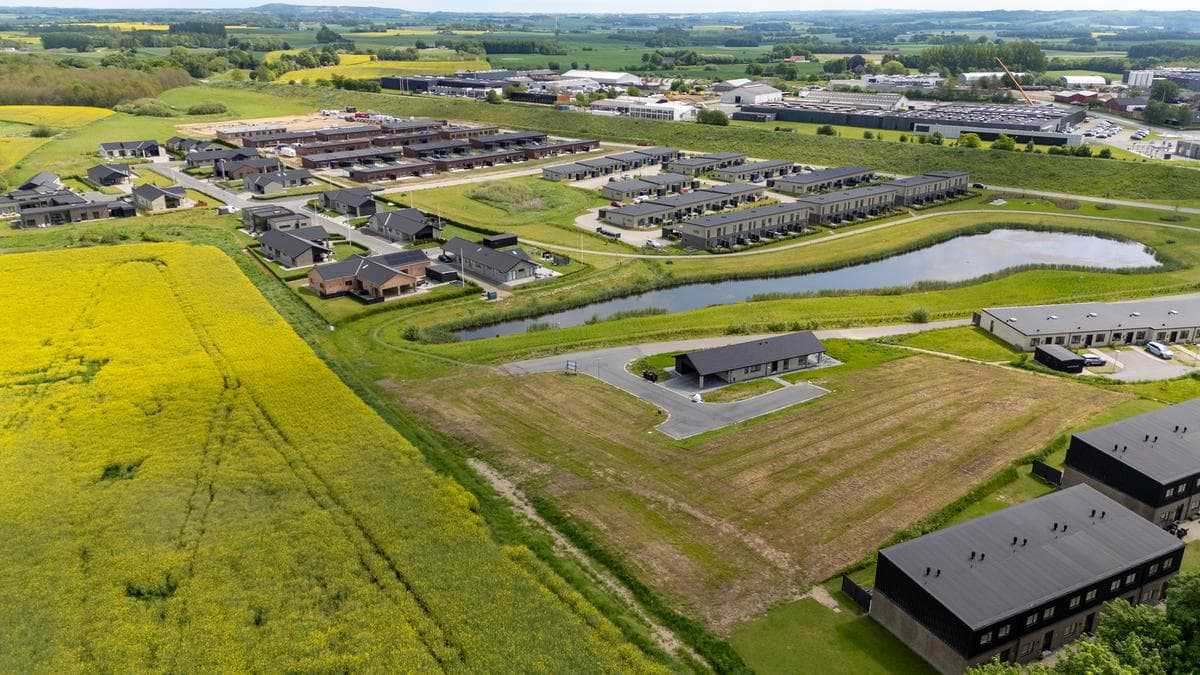 Dronefoto af byggegrunde på Remmerslund Skovby