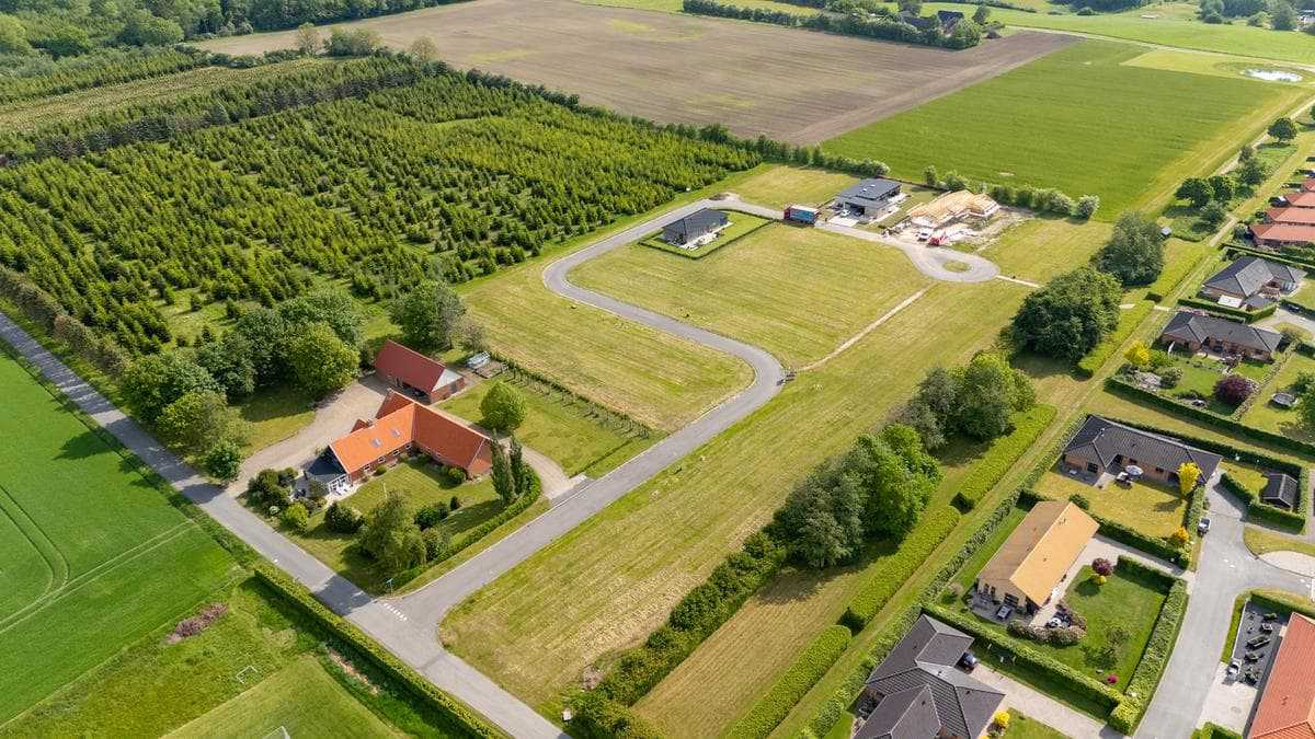 Dronefoto af byggegrunde på Fjordplantagen i Glud