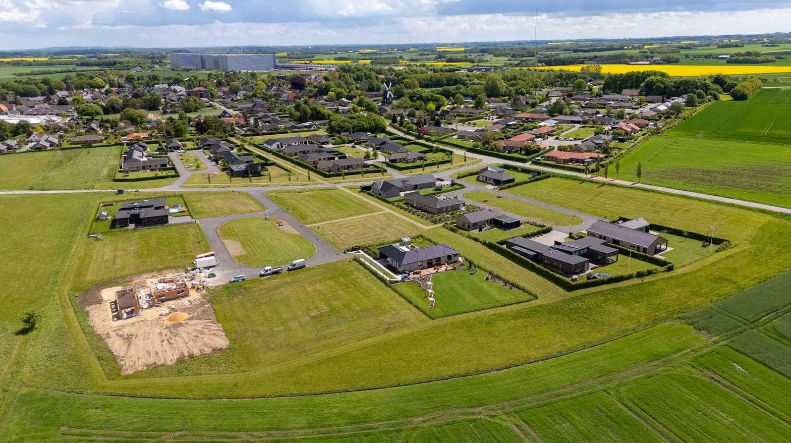 Dronefoto af byggegrunde på Lillekongens Ager