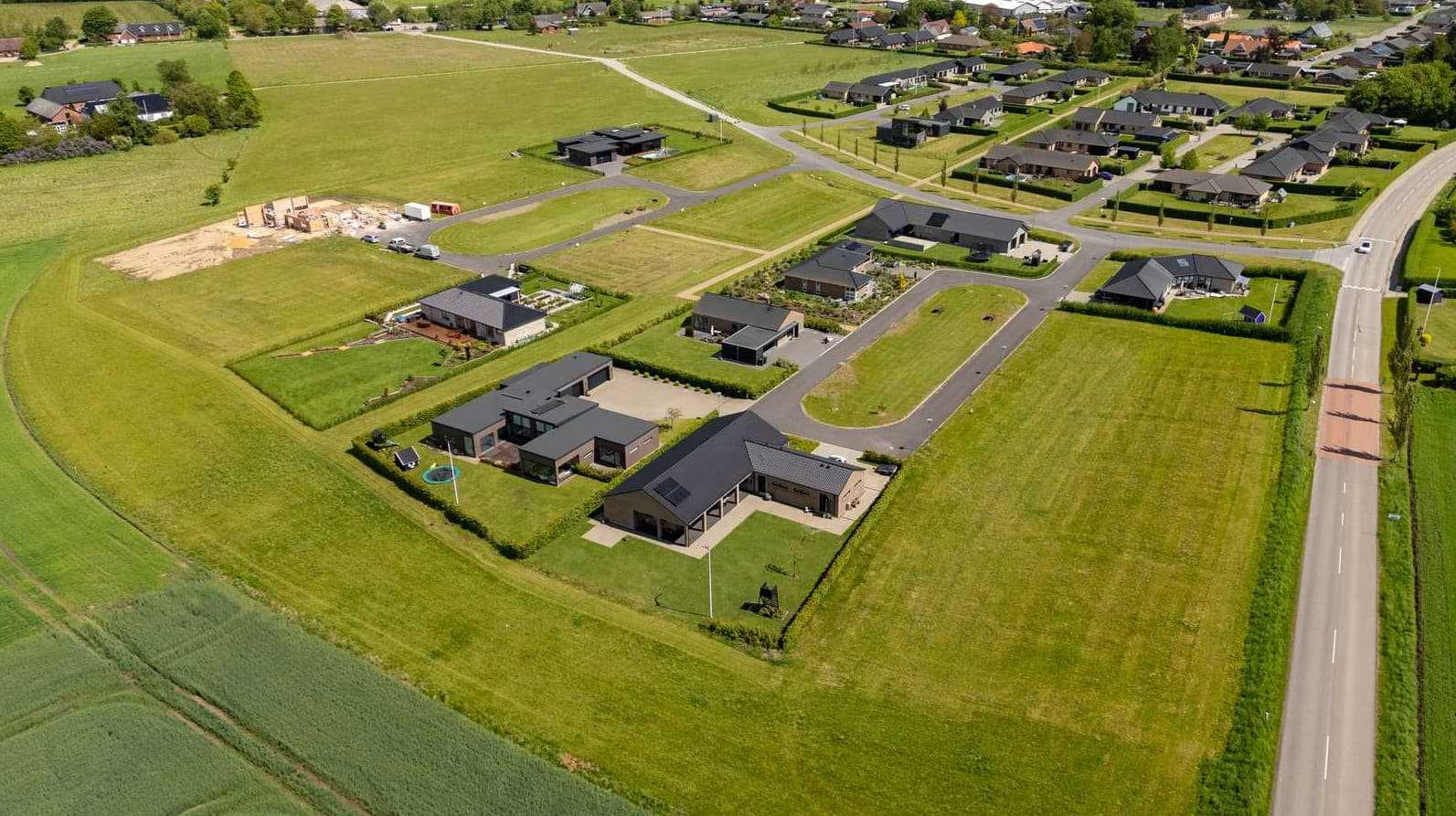 Dronefoto af byggegrunde på Lillekongens Ager