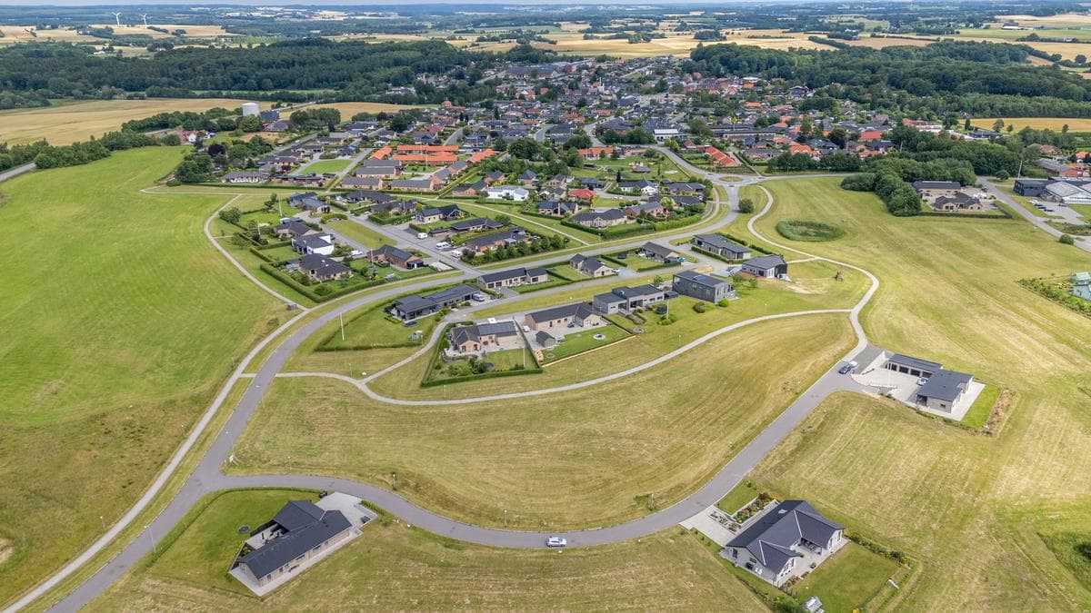 Dronefoto af byggegrunde på Stenkærgård i Rask Mølle