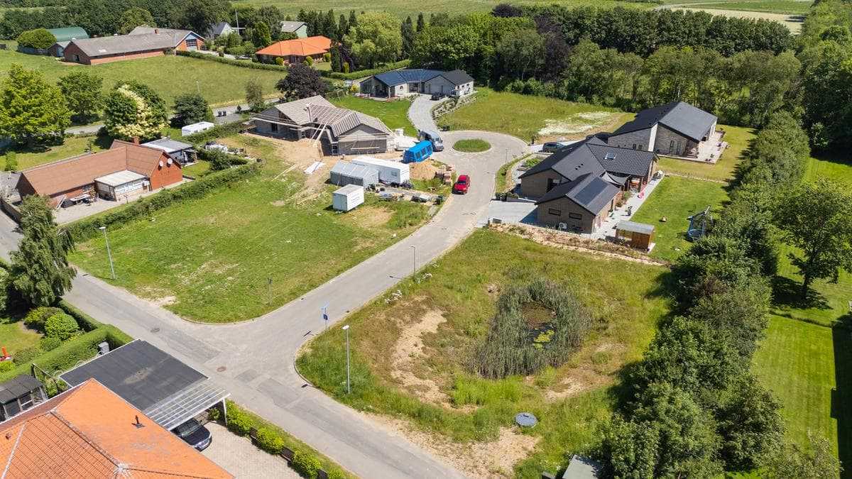 Dronefoto af byggegrund på Tykmosevej i Lindved